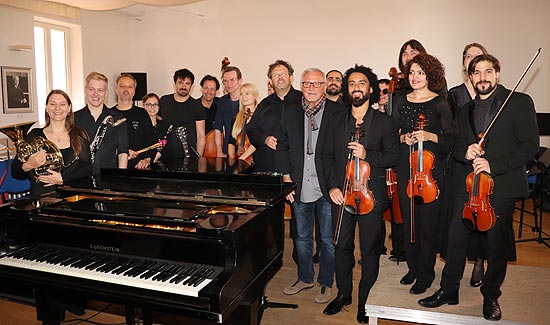 Das Kammerorchester der Bayerischen Philharmonie &uuml;bt mit Konstantin Wecker f&uuml;r die gemeinsame Tournee (&copy;Foto: Martin Schmitz)